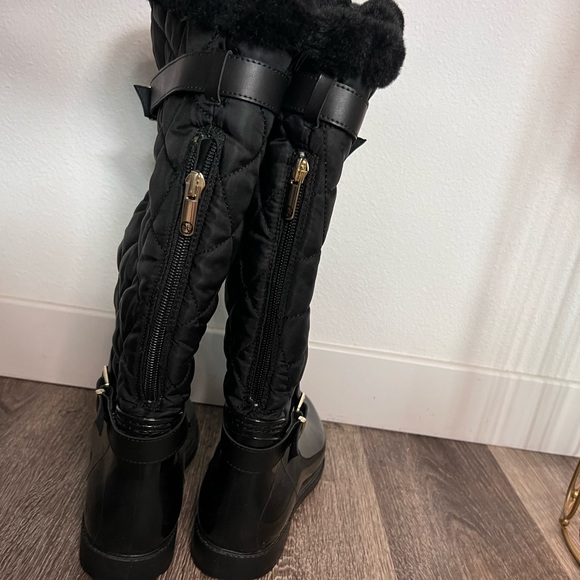 GUESS Women's Quilted Nylon Rainboots - Picture 8 of 8